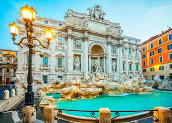 Obrazy na Szkle  Fontanna di Trevi w świetle poranka w Rzymie, Włochy. Trevi jest najsłynniejszą fontanną Rzymu. Architektura i punkt orientacyjny Rzymu.