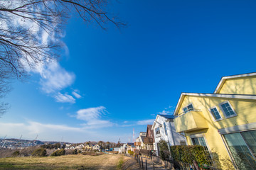 青空と横浜郊外の住宅街