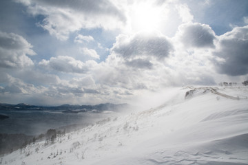 冬の地吹雪の美幌峠と屈斜路湖（北海道・弟子屈町）
