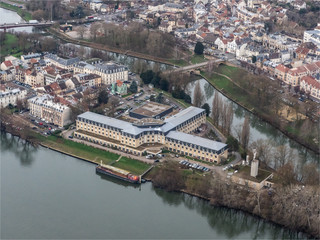 Obraz premium vue aérienne de l'hôpital de Meulan dans les Yvelines en France