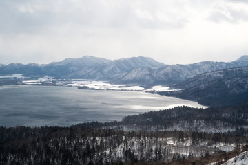 冬の地吹雪の美幌峠から見た冬の屈斜路湖　（北海道・弟子屈町）