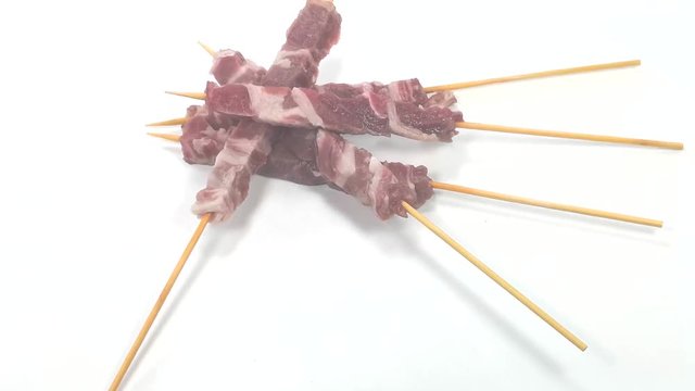 gli arrosticini di carne pronti per la griglia