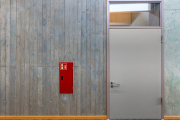 Feuerlöscher in Wand Tür