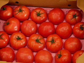 箱詰めのトマト