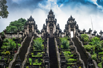 Ladders in de tempel van Pura Lempuyang Luhur op Bali, Indonesië
