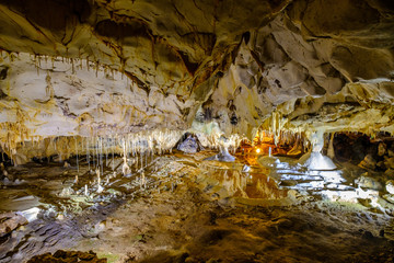 Fototapeta na wymiar La grotte de Thouzon, France, Provence. Stalactites, stalagmites, draperies, flaques d'eau. 