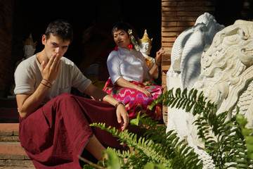 homme caucasien et femme Tha¨landaise devant un temple