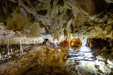 La grotte de Thouzon, France, Provence. Stalactites, stalagmites, draperies, flaques d'eau.	