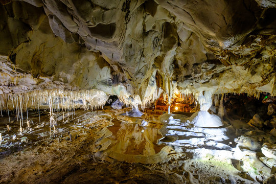 La grotte de Thouzon, France, Provence. Stalactites, stalagmites, draperies, flaques d'eau.	