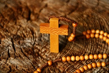 rosenkranz auf holz mit holzperlen