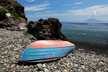 Alicudi, Italien, Sizilien, Liparische Inseln, Strand, Fischerboot, im Hintergrund die Insel...