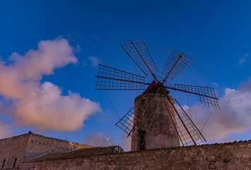 Vista notturna di un mulino a vento, Saline di Trapani IT	