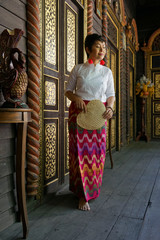 Fototapeta na wymiar Femme Thaïlandaise et maison ancienne
