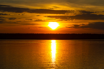 Obraz premium Golden sunset on the lake