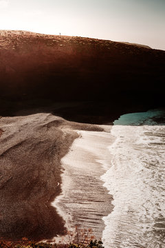 Brandung am strand von legzira mit schwarzem lava gestein bei Sidi Ifni am altaltischen Ozean in marokko