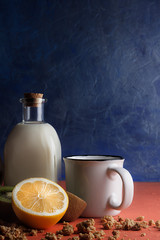 DESAYUNO CON BOTELLA DE LECHE, TAZA DE CAFÉ, KIWI Y LIMON CON CEREALES
