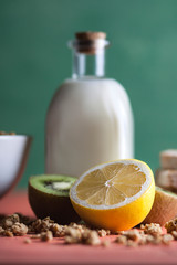 LIMON EN PRIMER PLANO JUNTO A BOTELLA DE CRISTAL CON LECHE