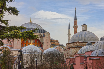 Obraz premium Katedra Hagia Sophia w Stambule, Turcja. Słynny punkt orientacyjny architektury bizantyjskiej.