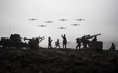 Fotobehang Een luchtafweerkanon en militaire silhouetten die op de hemelachtergrond van de oorlogsmist vechten. Geallieerde luchtmachten die Duitse stellingen aanvallen. Kunstwerk versierde scène. © zef art