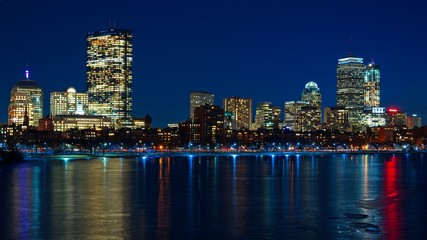 Obraz premium Long exposure of Boston skyline at night overlooking the Charles river