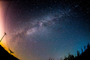 Obraz na płótnie Canvas Radio telescopes and the Milky Way at night