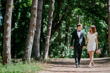 Obraz premium Happy couple walks in the park enjoying tender moments.