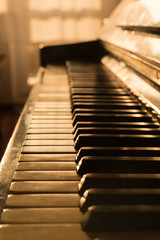 klawisze pianina i fortepianu na zdjęciu