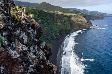 Fototapeta premium Strand mit Schwarzsand an einer Bergküste auf kanarischen Insel La Palma