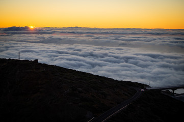 Obraz premium Car driving down the sunset in the mountains