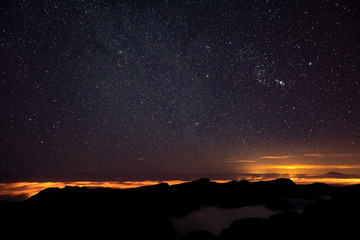 Sterne bei Nacht in den Bergen