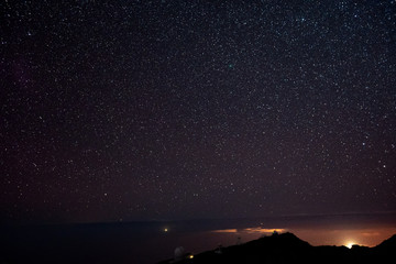 Sterne bei Nacht in den Bergen