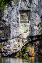 Tafel zu Ehren von Prinzregent Luitpold an einer Felswand am Königssee