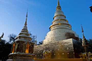 Fototapeta premium Chedi Wat Phra singh Chiang Maï