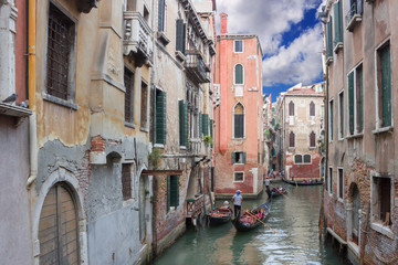 Fototapeta na wymiar Narrow canal of Venice