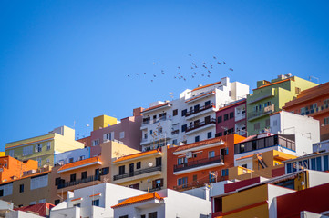 Fototapeta premium Bunte Fassaden Häuser in San Sebastian Gomera