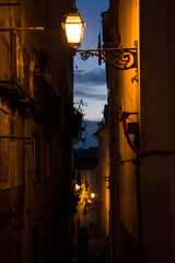piękna uliczka w Lizbonie nocą, Portugalia