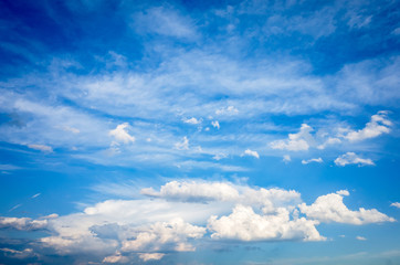 夏空に浮かんだ白い雲