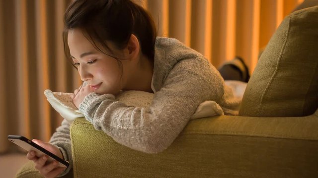 4K・女性・スマートフォン