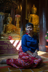 Femme Thaïe habit traditionnel wat Phantao