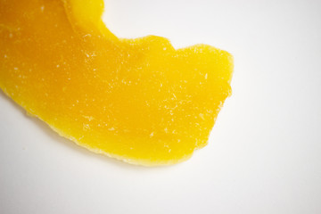 Fototapeta na wymiar getrocknete Mango vor weißem Hintergrund