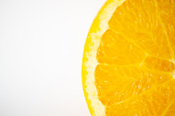 Orangenscheibe vor weißem Hintergrund rechts