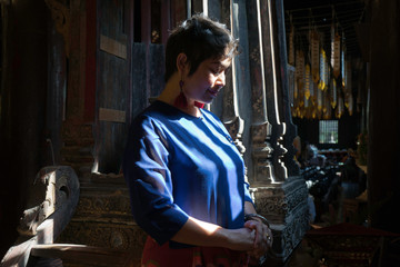 Femme Thaïe habit traditionnel wat Phantao