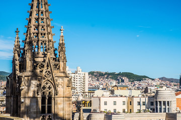 Fototapeta na wymiar Détail d'architecture vue sur le toit de la cathédrale Sainte Croix de Barcelone