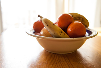 Bol con piezas de frutas