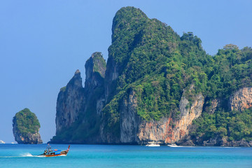 Naklejka premium Ao Loh Dalum bay on Phi Phi Don Island, Krabi Province, Thailand