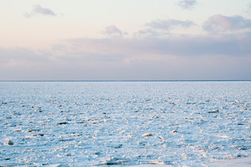 冬のオホーツク海　夕日を浴びた流氷（北海道・斜里町）