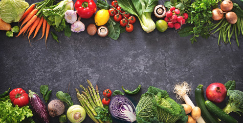 Gezond voedselconcept met verse groenten en ingrediënten om te koken