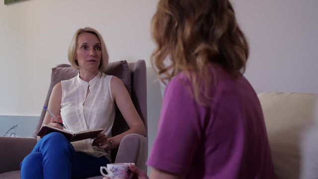 A coversation of psychologist and a patient