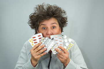 Frau mit Tabletten