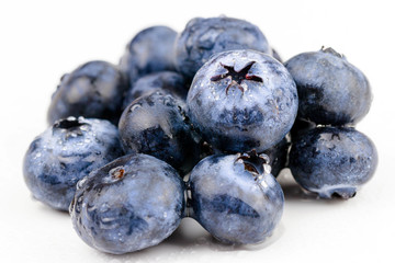 Blaubeeren auf weißem Hintergrund